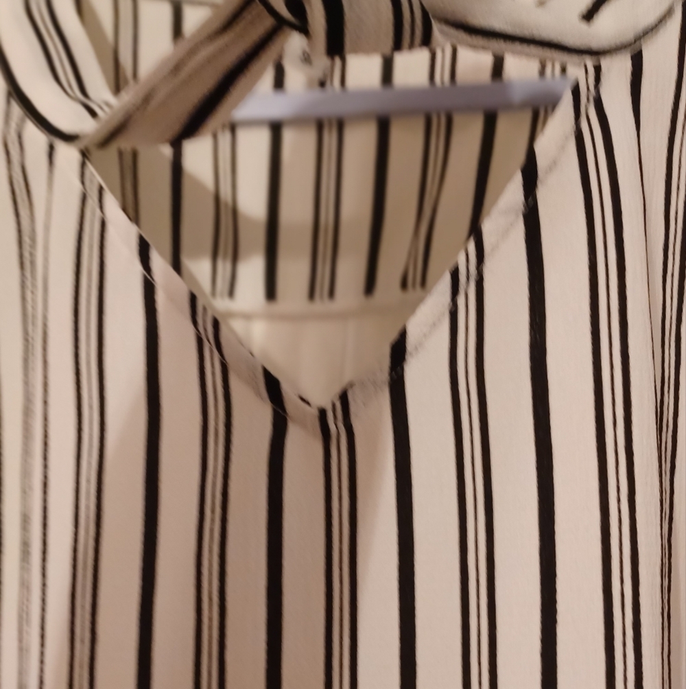 💰 Tempted Hearts Tie Front Blouse - Picture 5 of 9